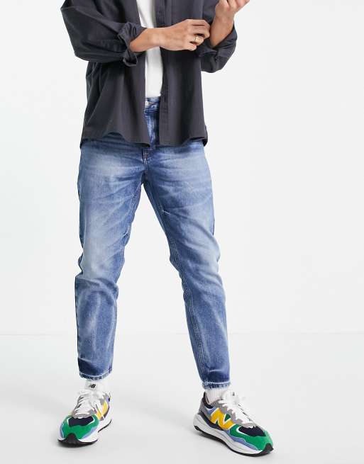 ASOS DESIGN - Klassieke stugge jeans met middenblauwe vintage wassing