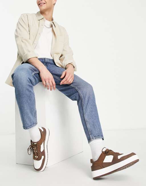 ASOS DESIGN - Klassieke stugge jeans met middenblauwe vintage wassing