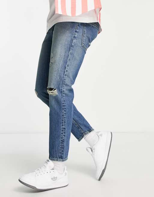 ASOS DESIGN – Klassische, feste Jeans in getönter Waschung mit Rissen am Knie 