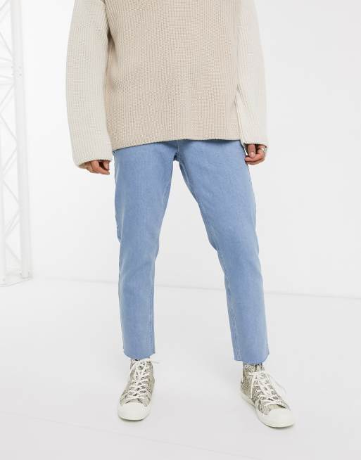 ASOS DESIGN – Klassische, feste Jeans in verwaschenem Hellblau mit unverarbeitetem Saum