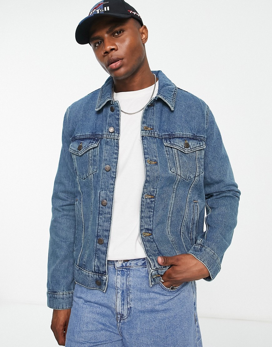 asos design -  – Klassische Jeansjacke in mittlerer getönter Waschung-Blau