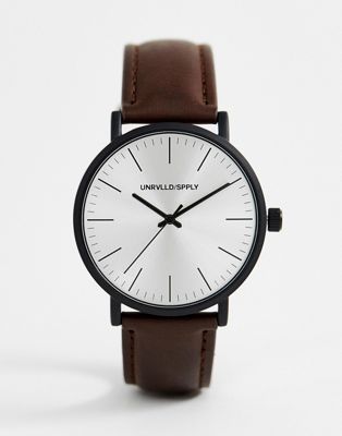ASOS DESIGN – Klassische Uhr mit mattschwarzem Gehäuse und Armband aus Kunstleder in Braun