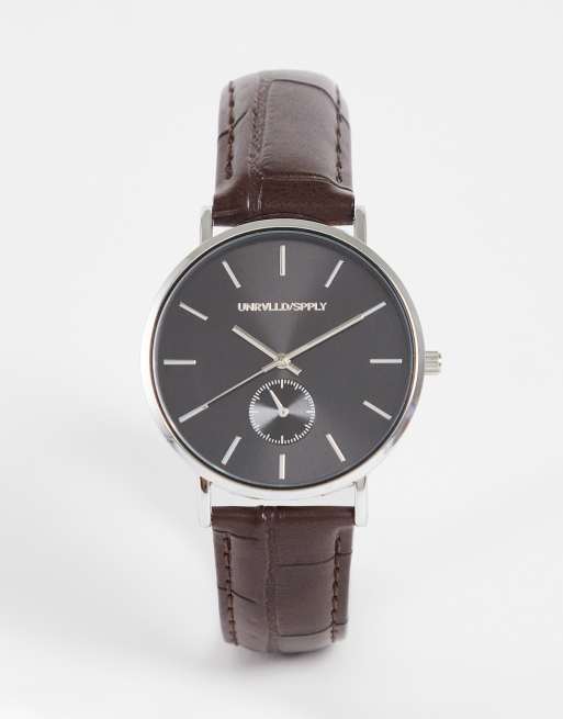 ASOS DESIGN – Klassisk klocka med brunt armband i krokodilskinnsimitation och svart urtavla med silverfärgade detaljer