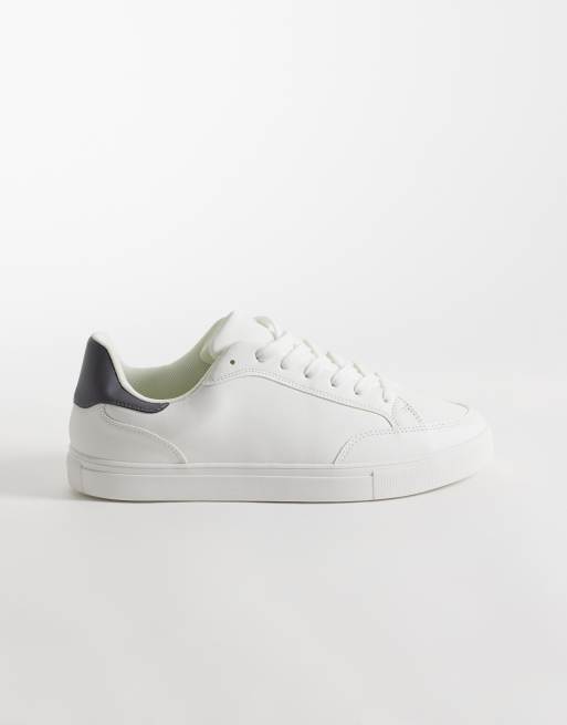 ASOS DESIGN klassiska sneakers med snörning i vitt med grått urtag vid hälen, 1 av 5