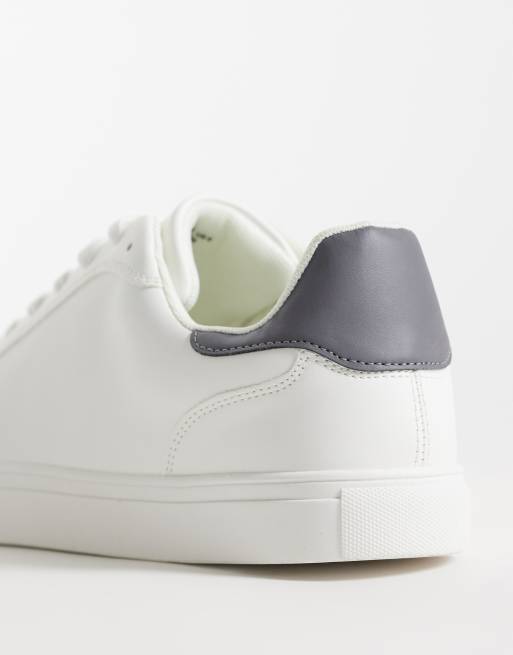 ASOS DESIGN klassiska sneakers med snörning i vitt med grått urtag vid hälen, 4 av 5