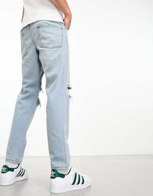 ASOS DESIGN - Klassiske og stive jeans med store flænger på knæene i lys vask, 2 af 4