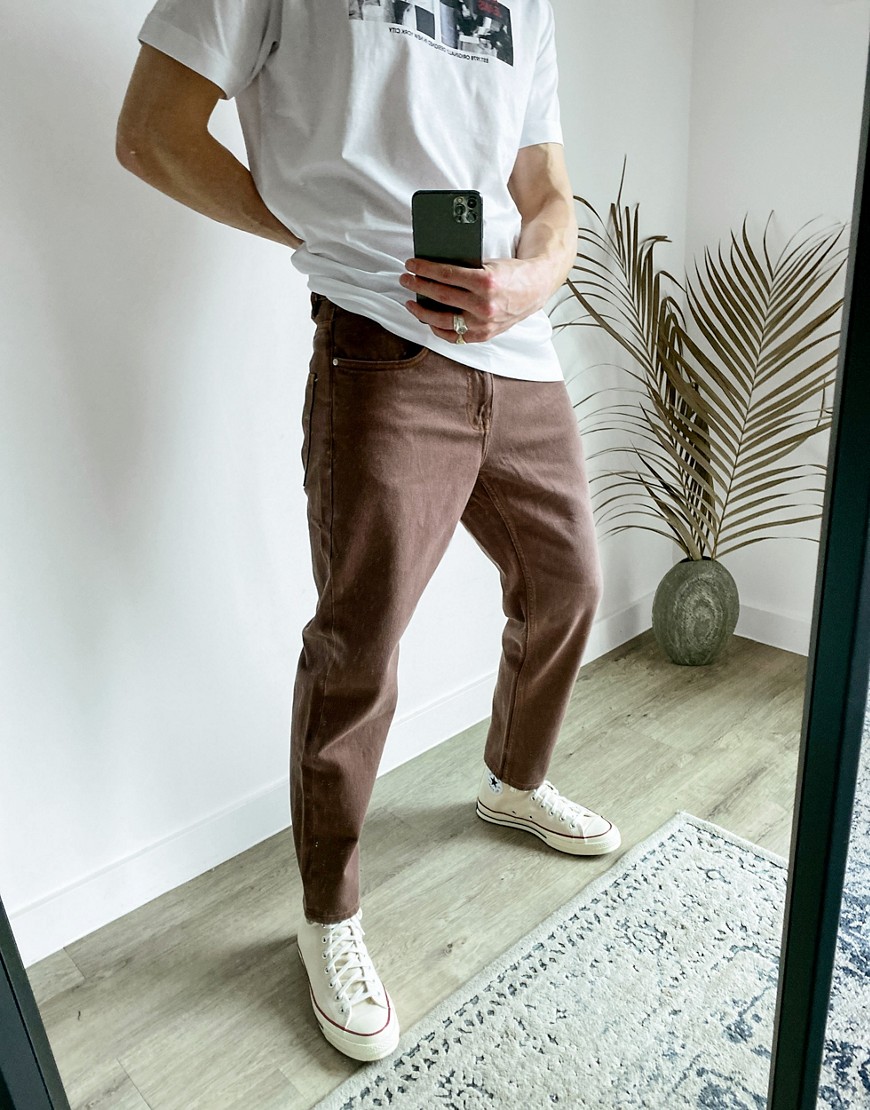 ASOS DESIGN - Klassiske, stive jeans i mørkebrun