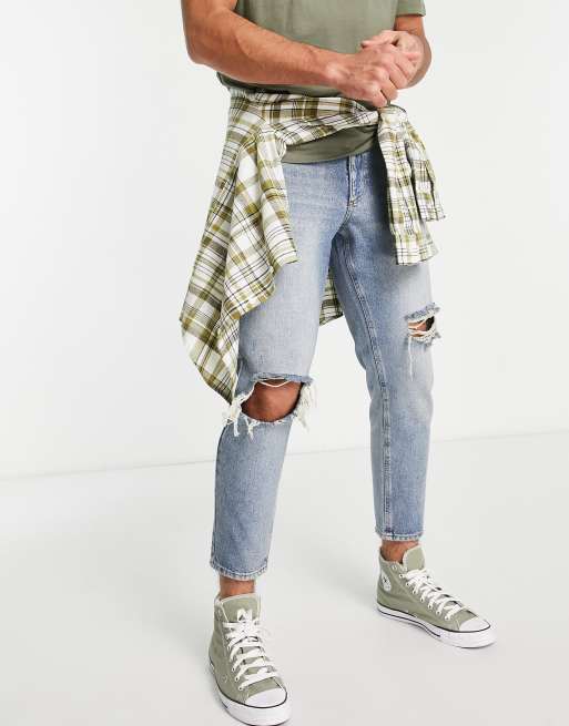 ASOS DESIGN - Klassiske, stive jeans med flænger på knæene i tonet, lys vask 