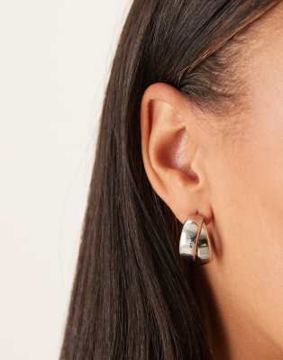 ASOS DESIGN - Kleine Alltags-Creolen in Silberoptik mit überkreuztem Design