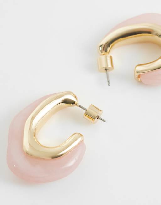 ASOS DESIGN – Kleine Creolen in Gold-Optik mit Kunstharz in hellrosa Design, 2 von 4
