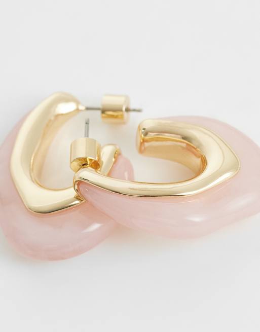 ASOS DESIGN – Kleine Creolen in Gold-Optik mit Kunstharz in hellrosa Design, 4 von 4