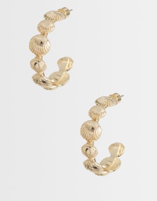 ASOS DESIGN - Kleine Creolen in Goldoptik mit kleinem Muschel-Design