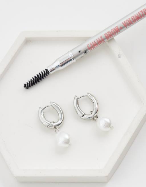 ASOS DESIGN – Kleine Creolen in Silber-Optik mit künstlichem Süßwasserperlen-Anhänger, 2 von 4