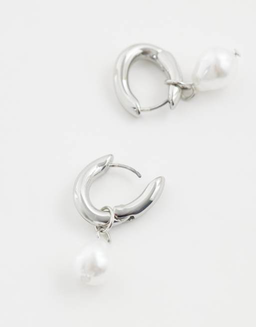 ASOS DESIGN – Kleine Creolen in Silber-Optik mit künstlichem Süßwasserperlen-Anhänger, 4 von 4