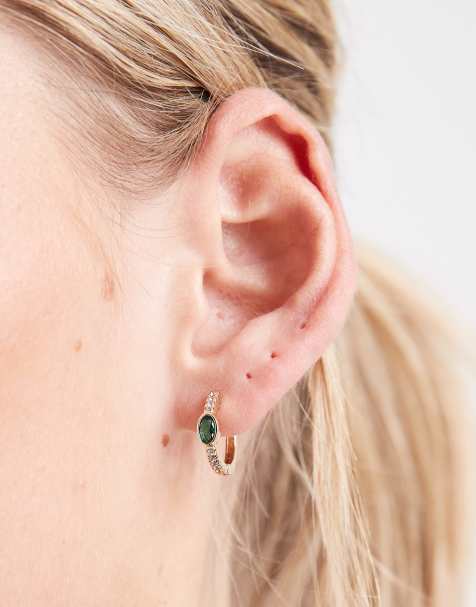 ASOS DESIGN – Kleine, eng anliegende Creolen in Goldoptik mit grünem Zirkonia-Schmuckstein, im Geschenkbeutel - view 1