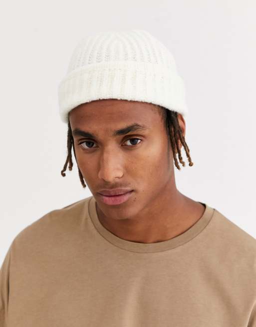 ASOS DESIGN – Kleine Fischermütze aus flauschigem Garn in gebrochenem Weiß