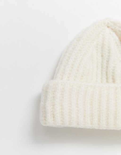 ASOS DESIGN – Kleine Fischermütze aus flauschigem Garn in gebrochenem Weiß, 3 von 4