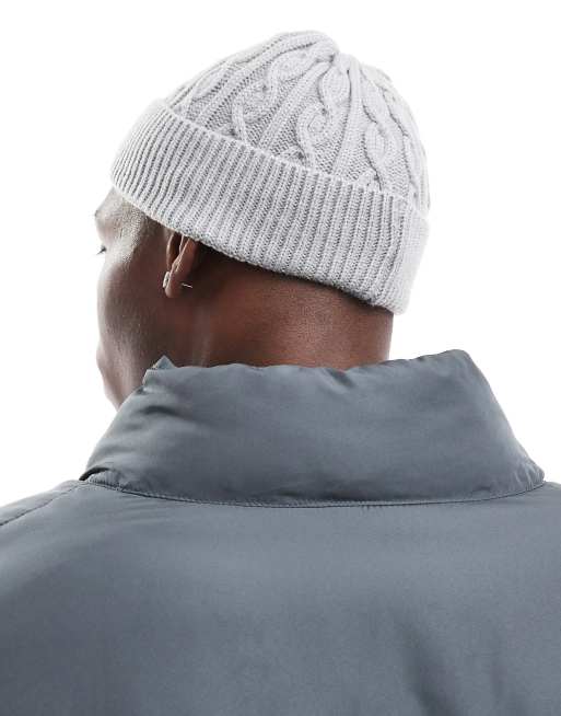 ASOS DESIGN - Kleine gebreide vissermansbeanie met kabels in grijs, 2 van 4