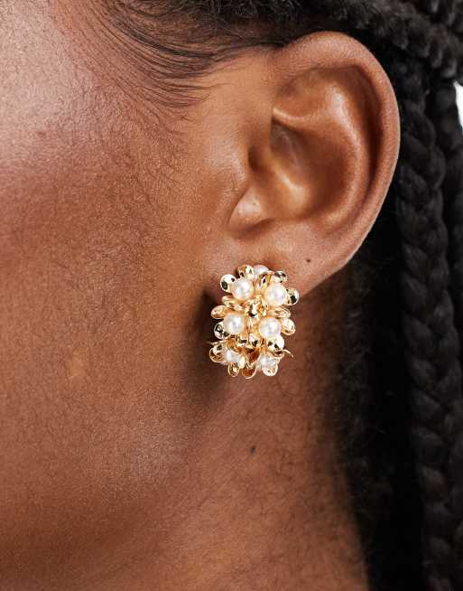 ASOS DESIGN – Kleine goldfarbene Creolen mit 3D-Blumen- und Kunstperlenverzierung