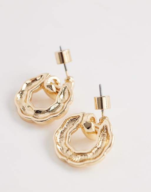 ASOS DESIGN – Kleine Ohrstecker im Türklopfer-Design in Goldoptik, 3 von 3