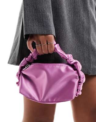 ASOS DESIGN – Kleine Satin-Handtasche in Rosa mit Knitterstruktur und abnehmbarer Tragekette