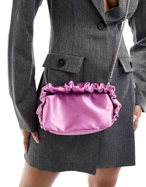 ASOS DESIGN – Kleine Satin-Handtasche in Rosa mit Knitterstruktur