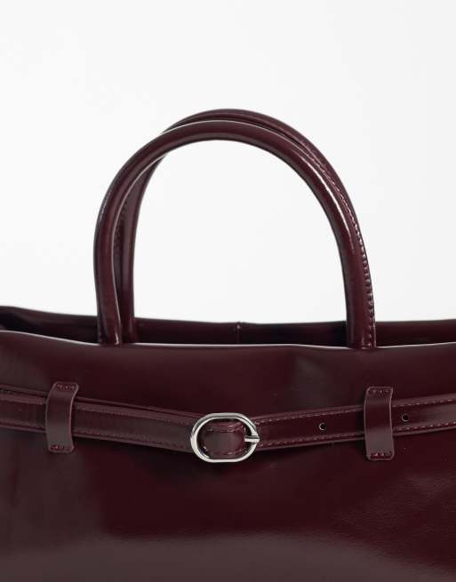 ASOS DESIGN – Kleine Tragetasche in Burgunderrot mit Gürtelriemen, 3 von 4