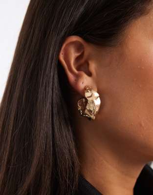 ASOS DESIGN - Klobige, gebürstete Creolen in Goldoptik-Goldfarben