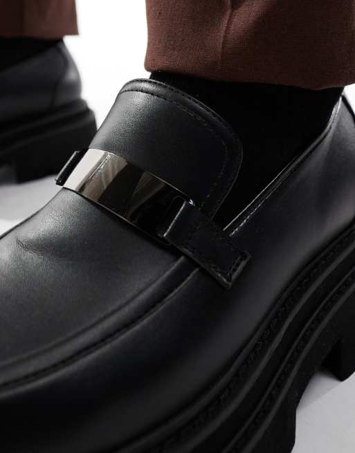 ASOS DESIGN – Klobige Loafer in Schwarz mit silberner Metallverzierung, 3 von 4