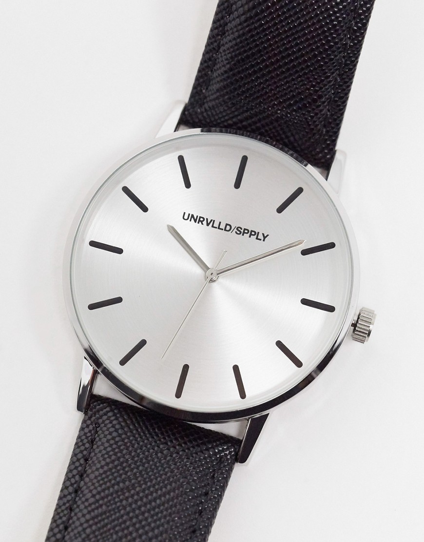 ASOS DESIGN – Klocka med armband i svart saffiano-läder och silverfärgad urtavla
