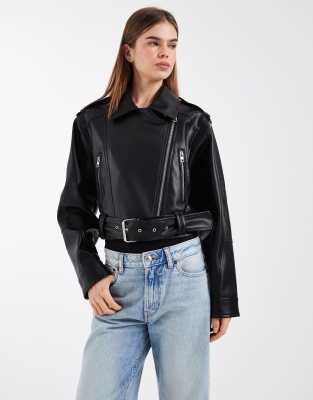 ASOS DESIGN - Knapp geschnittene Bikerjacke in schwarzer Lederoptik