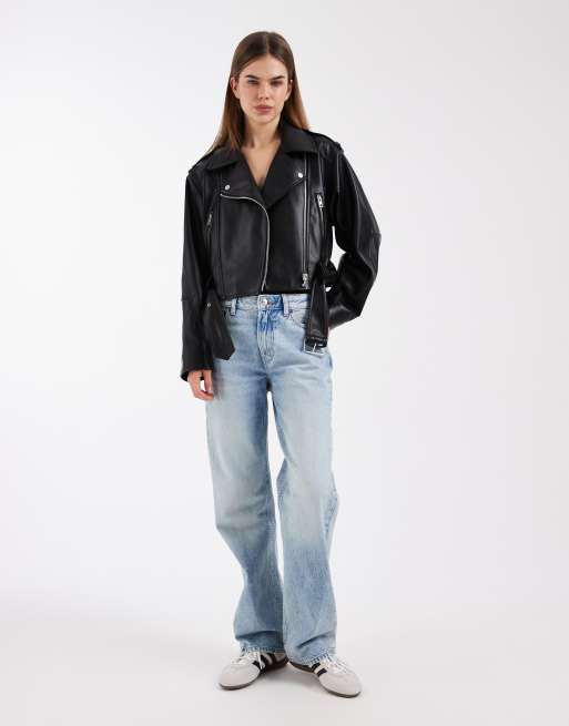 ASOS DESIGN – Knapp geschnittene Bikerjacke in schwarzer Lederoptik, 2 von 4