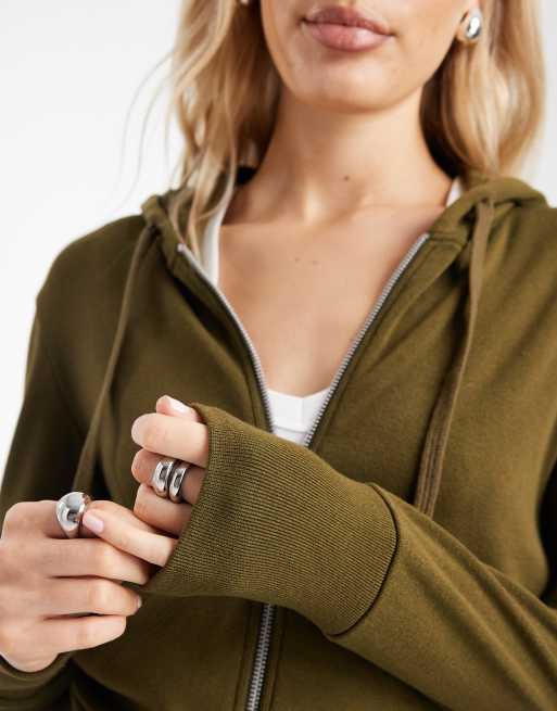 ASOS DESIGN – Knapp geschnittene Kapuzenjacke aus Feinstrick in Olivgrün mit Reißverschluss, 3 von 4