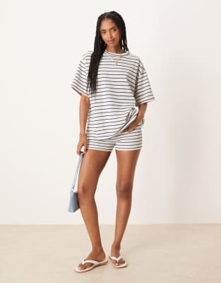 ASOS DESIGN - Knapp geschnittene Shorts aus Strick mit Streifen, Kombiteil-Bunt