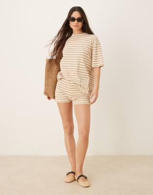 ASOS DESIGN - Knapp geschnittene Shorts mit Streifen in neutralen Farben