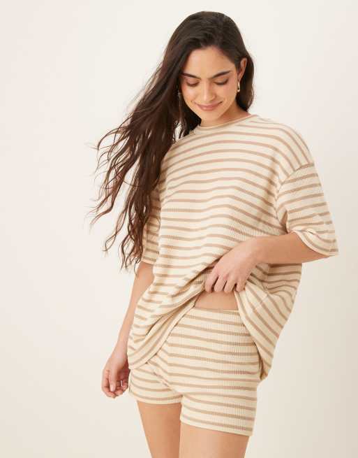 ASOS DESIGN – Knapp geschnittene Shorts mit Streifen in neutralen Farben, 4 von 5