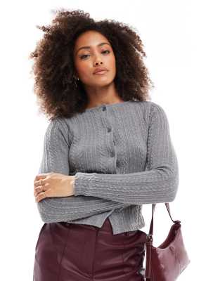 ASOS DESIGN - Knapp geschnittene Strickjacke in Grau mit Zopfmuster und Knopfleiste