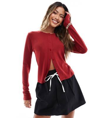 ASOS DESIGN - Knapp geschnittene Strickjacke in Rot