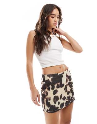 ASOS DESIGN - Knapp geschnittener Minirock in Buttermilchgelb mit Kuhprint-Bunt