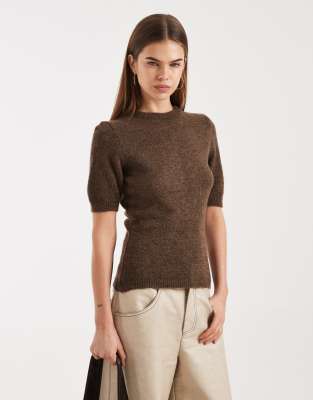 ASOS DESIGN - Knapp geschnittener Strickpullover in Braun-Brown