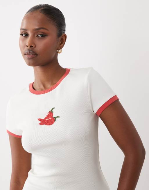 ASOS DESIGN – Knapp geschnittenes, geripptes Ringer-T-Shirt in Weiß mit perlenverziertem Chili-Print, 2 von 4