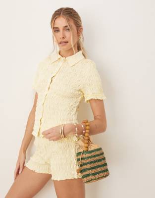 ASOS DESIGN - Knapp geschnittenes, gesmoktes Hemd in verwaschenem Creme, Kombiteil-Bunt