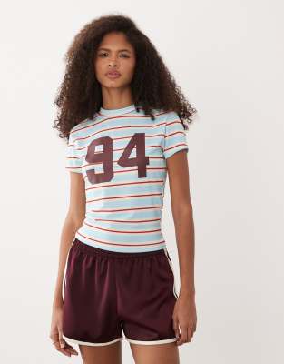 ASOS DESIGN - Knapp geschnittenes, kurzärmliges T-Shirt mit Streifen und 94-Grafik-Bunt