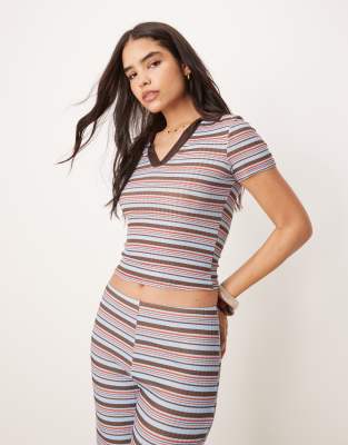 ASOS DESIGN - Knapp geschnittenes Polo-Top mit blauen und braunen Streifen und Rugby-Kragen-Bunt