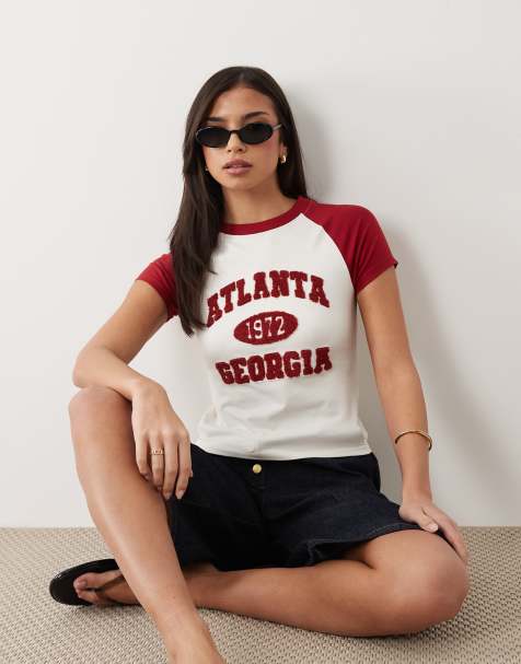 ASOS DESIGN – Knapp geschnittenes Raglan-T-Shirt in Cremeweiß und Burgunderrot mit „Atlanta“-Sport-Grafikprint - view 1