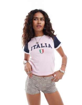 ASOS DESIGN - Knapp geschnittenes Raglan-T-Shirt in Rosa und Marineblau mit „Italia"-Fußballgrafik-Bunt