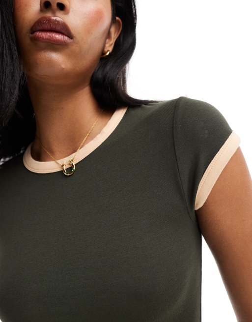 ASOS DESIGN – Knapp geschnittenes Ringer-T-Shirt in Khaki mit farblich abgesetzten Abschlüssen, 4 von 4