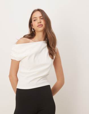 ASOS DESIGN - Knapp geschnittenes, schulterfreies T-Shirt in Kokosmilch mit gerafftem Design-Weiß