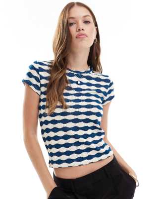 ASOS DESIGN - Knapp geschnittenes, strukturiertes T-Shirt in gestreiftem Marineblau-Bunt