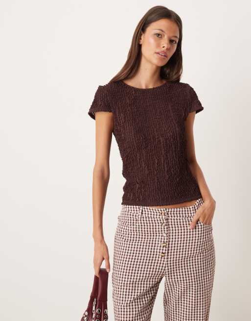 ASOS DESIGN – Knapp geschnittenes T-Shirt aus Häkelstoff in Dunkelbraun mit Rüschen